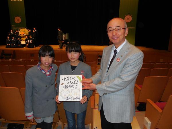 村雲小学校の生徒さんと市長で色紙を手に持ち記念撮影している写真